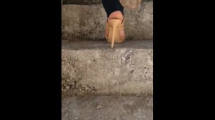 Jeune Femme à Ses Talons Collent à Ses Sandales