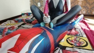 Gwen Stacey does footjob to Peter Parker